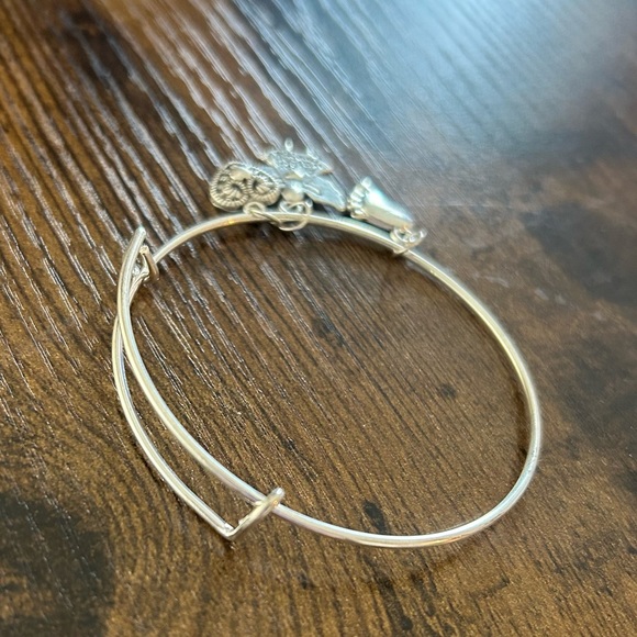 Angel charm bracelet 🪽 - Picture 3 of 3